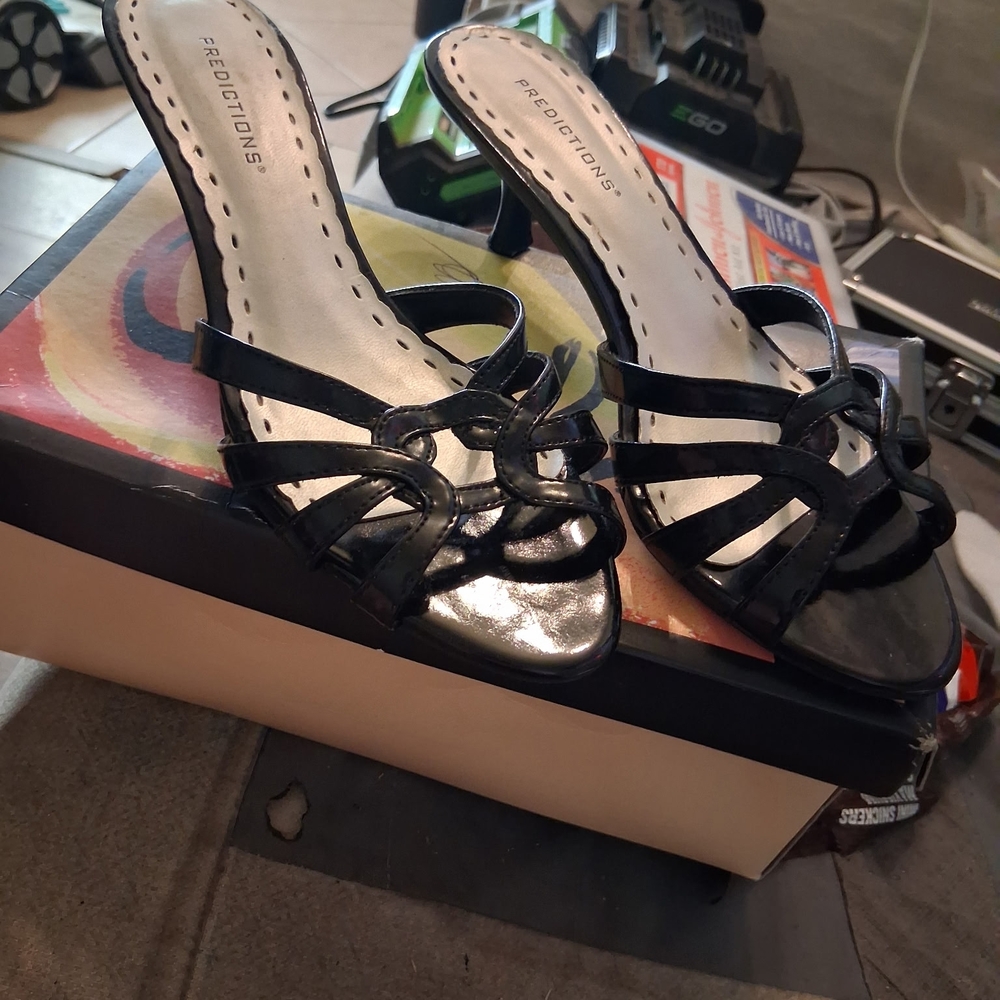 Predictions Black Heeled Shoes with Strappy Design